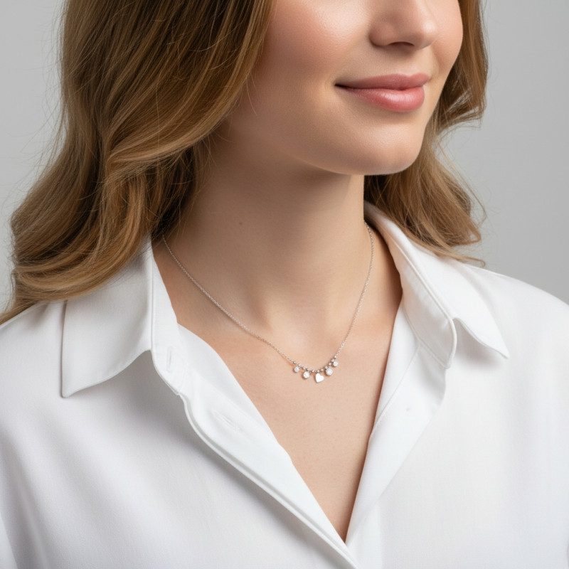 Collier argent rhodié coeur et oxydes de zirconium porté