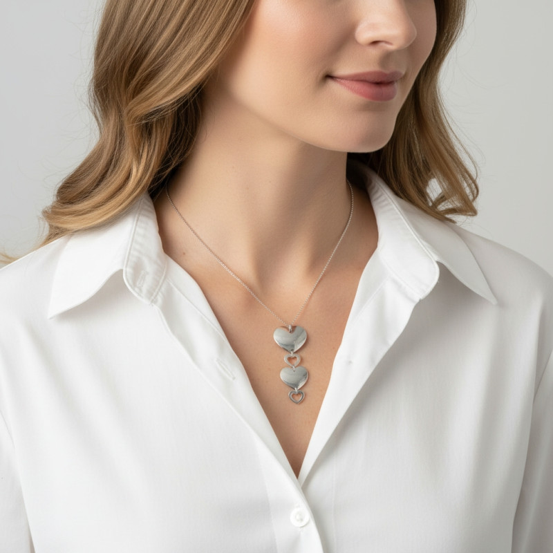 Collier argent rhodié coeurs porté