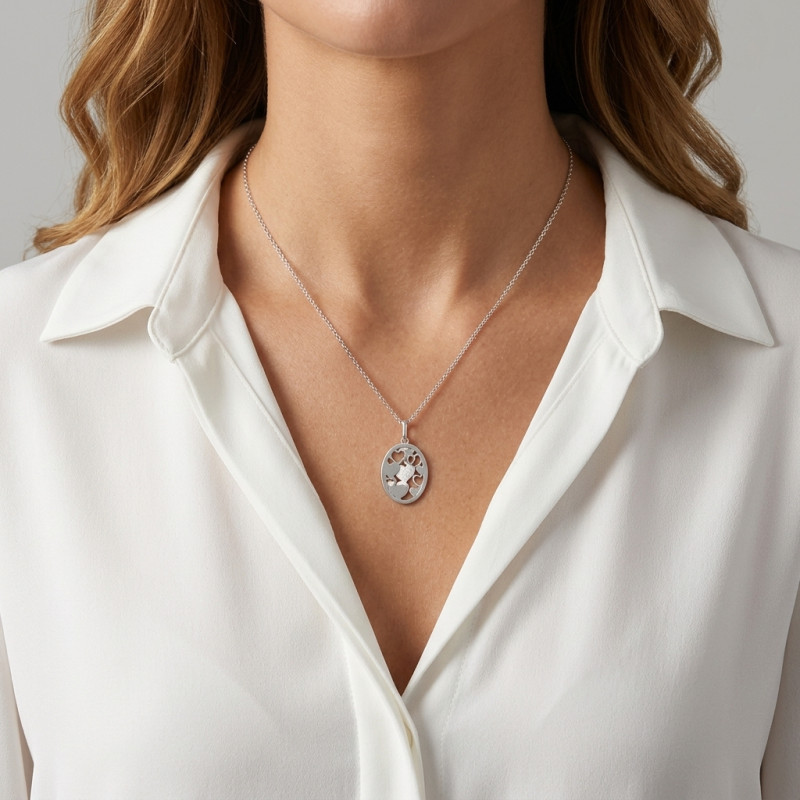Collier argent rhodié médaillon coeurs  porté