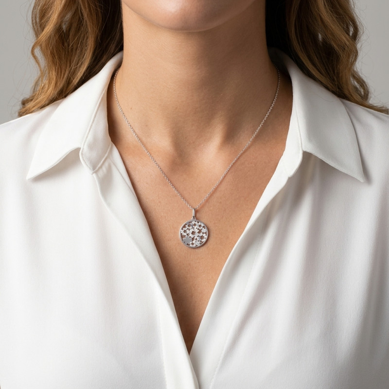Collier argent rhodié médaillon fleurs porté