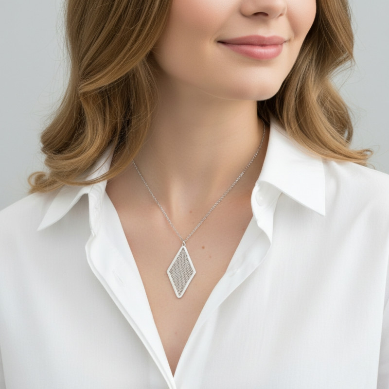 Collier argent rhodié motif losange ajouré de petits ronds porté