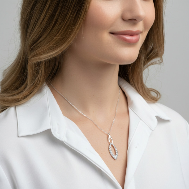 Collier Argent Rhodié Navette Martelée porté