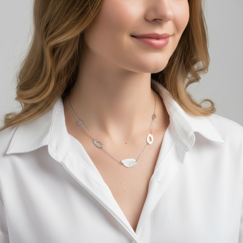 Collier argent rhodié plaques satinées porté