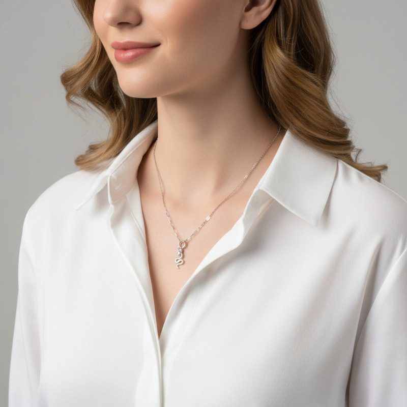 Collier Argent Rhodié Serpent et Oxyde de zirconium porté