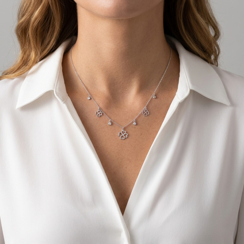 Collier Argent Rhodié Trèfles à 4 feuilles oxydes de zirconium porté