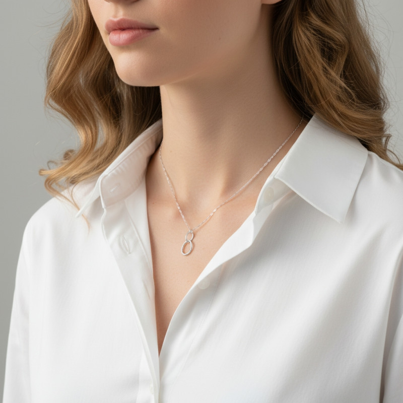 Collier Argent RhodiéAnneaux entrelacés porté