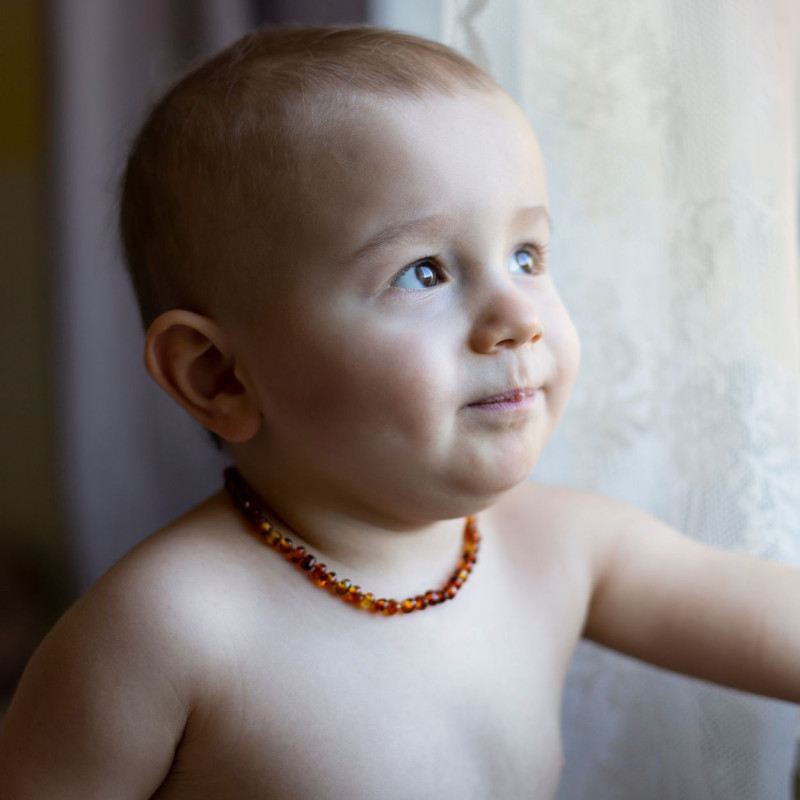 Collier Bébé Ambre Couleur cognac 6mm x 33cm porté
