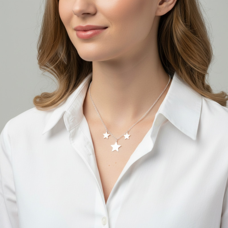 Collier en argent avec trois breloques étoiles porté