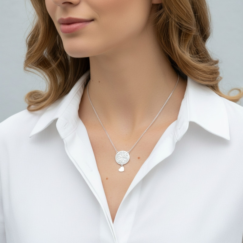Collier en argent motifs coeurs et breloque coeur porté