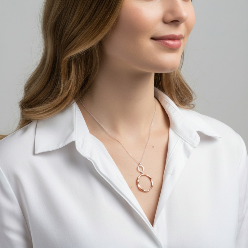 Collier en argent rhodié bi couleur motifs cercles porté