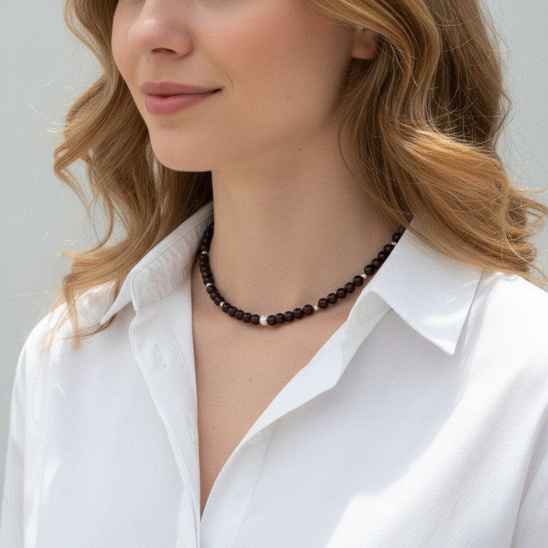 Collier Grenat 6mm et Argent porté
