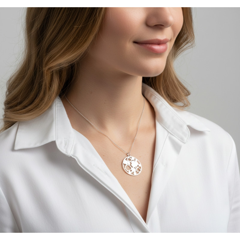 Collier pendant  Argent 925 Motif rond ajouré en fleurs porté