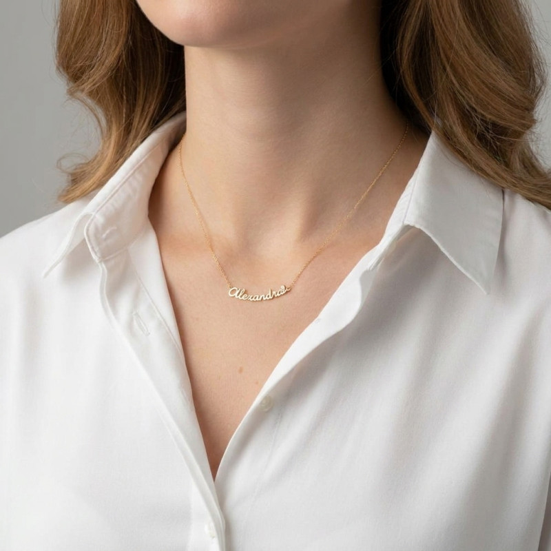 Collier Prénom Découpé Or Jaune 750 et Diamant Sur Mesure porté
