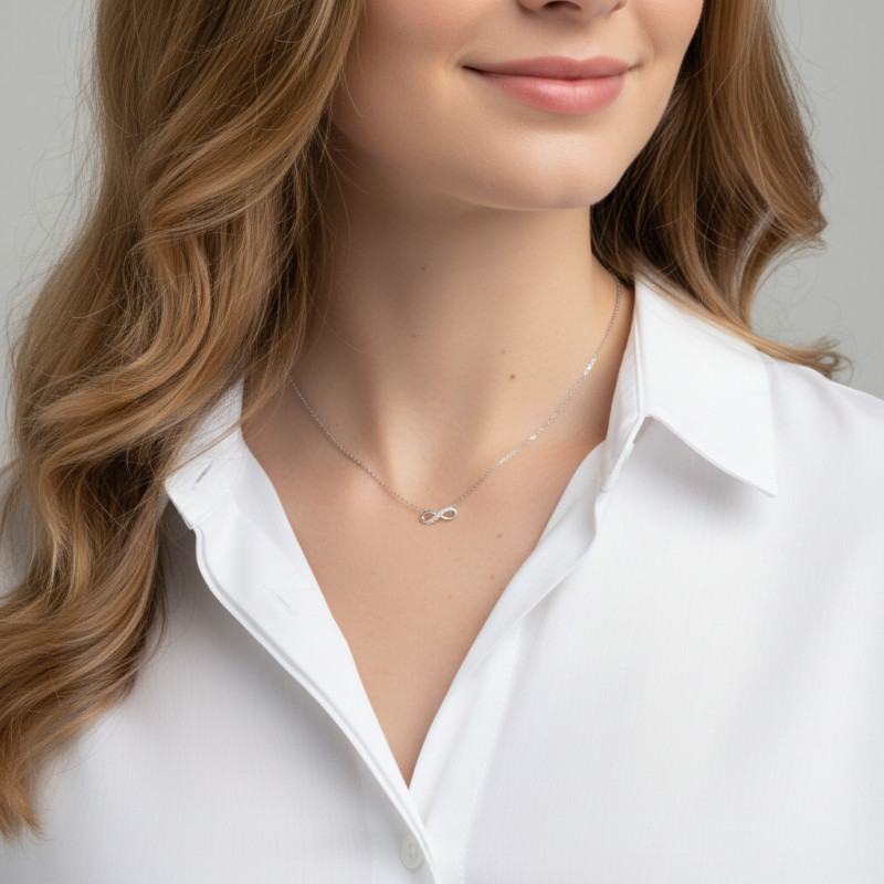 Collier signe infini en Argent rhodié et Oxyde de zirconium porté
