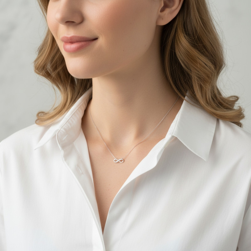 Collier signe infini en Or Blanc 750 et Diamant porté