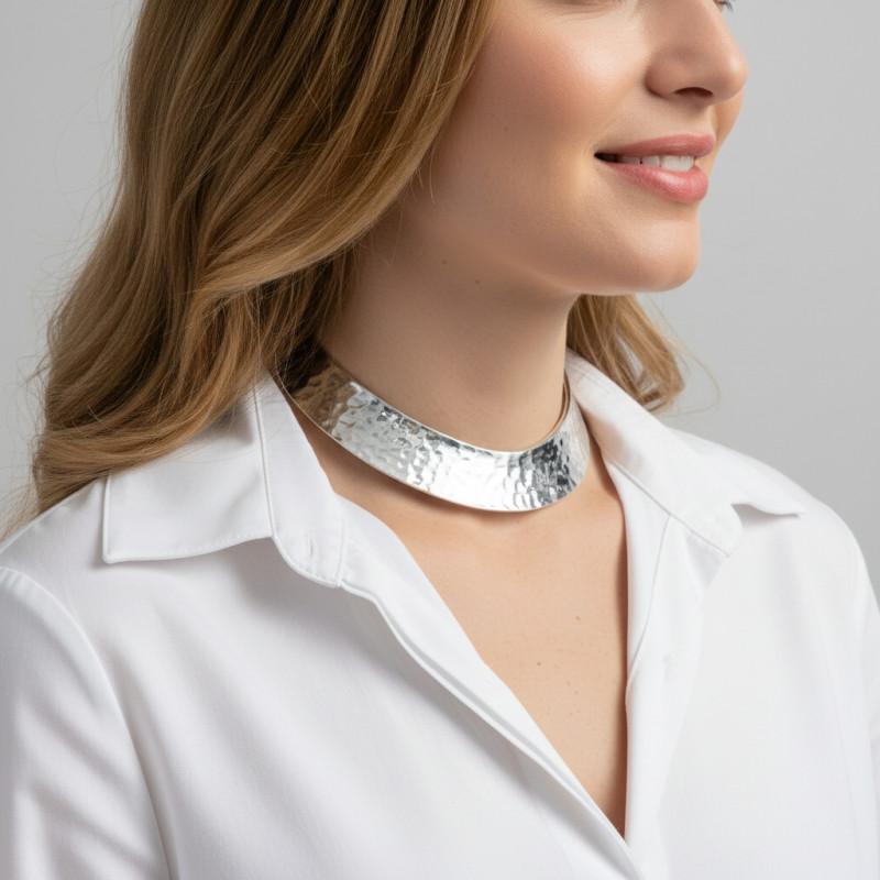 Collier Torque en argent martelé 25mm porté