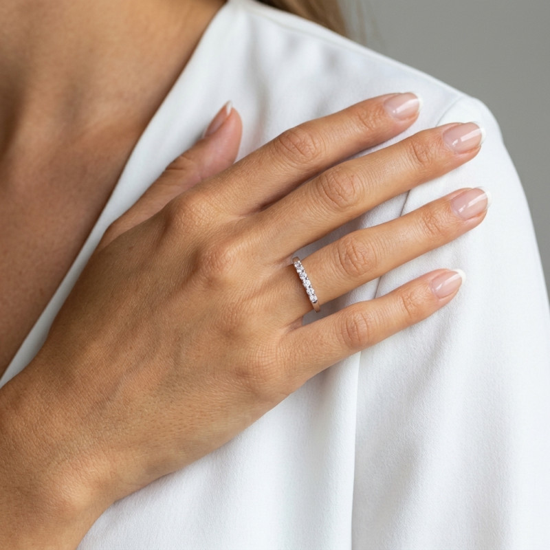 Demi Alliance Diamant Or Blanc 0.30 carat porté