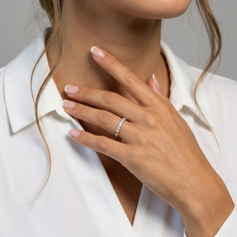 Demi alliance Or Blanc 750 Diamant 0.3 carat Serti Griffes porté