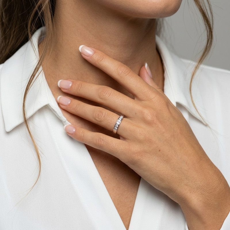 Demi Alliance Or Blanc 750 Diamant Serti Rail 0.41 carat porté