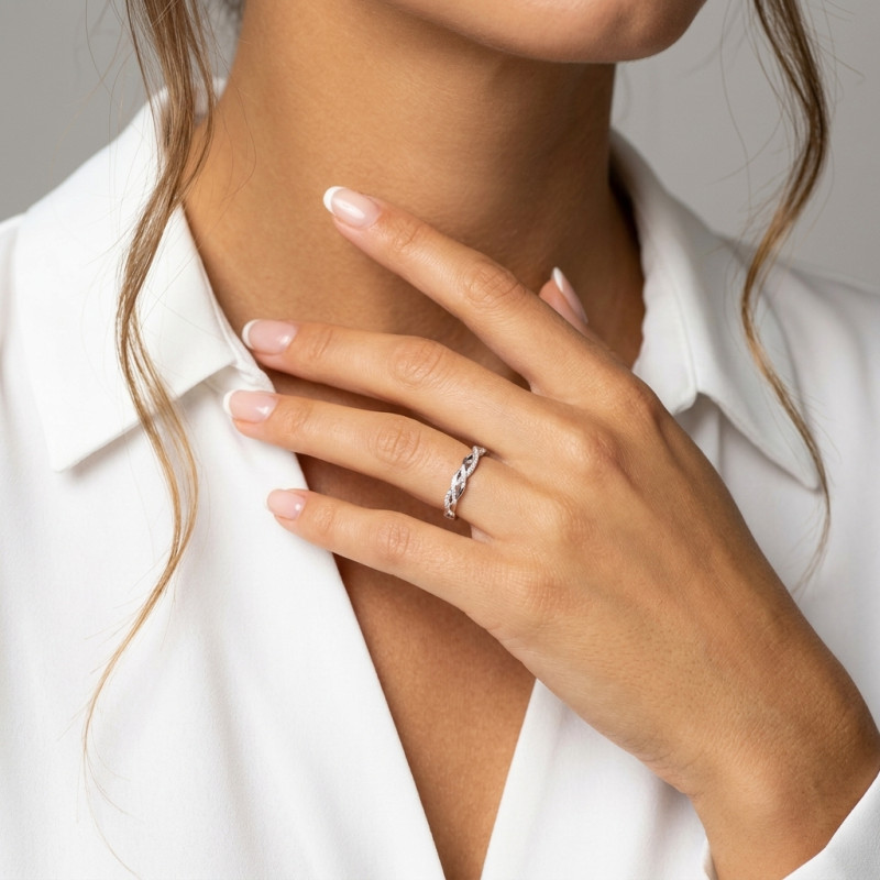 Demi Alliance Or Blanc  Diamant 0.10 carat porté