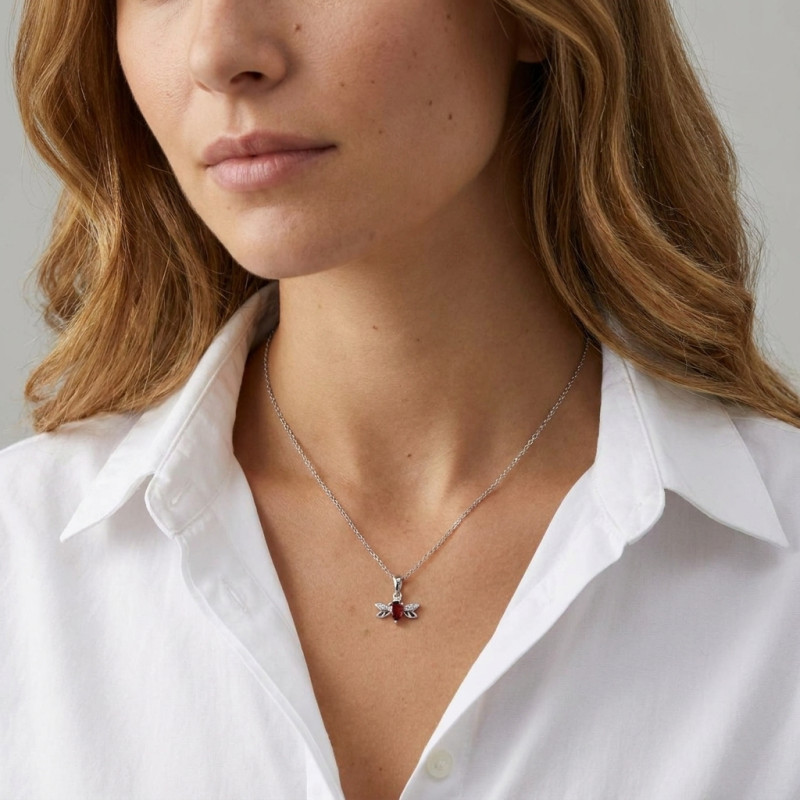 Pendentif Abeille Or Blanc 375 Grenat et Diamant porté