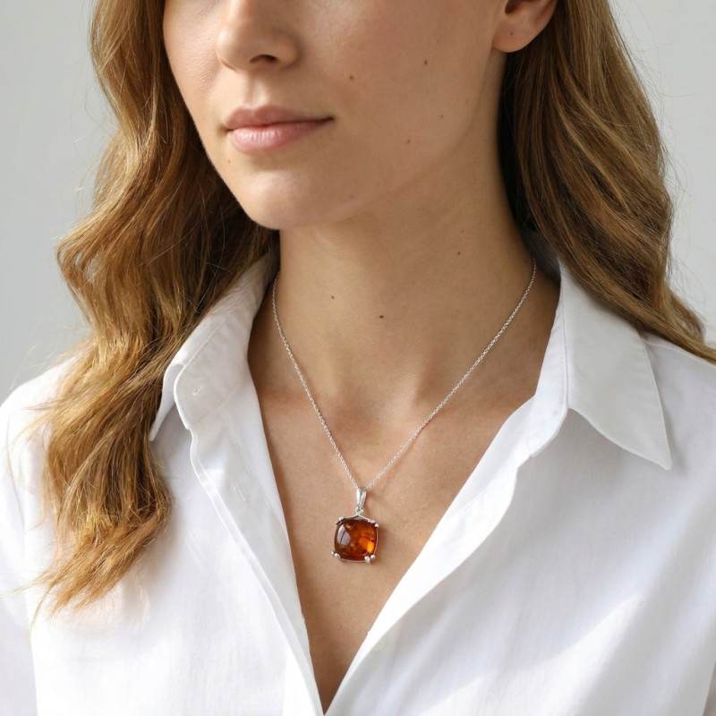 Pendentif Ambre Coussin 16x16mm en Argent 925 porté