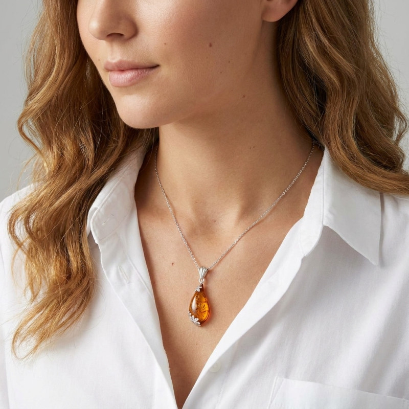 Pendentif Ambre goutte 22x10mm sur Argent 925 porté