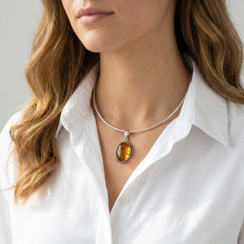 Pendentif Ambre Ovale 22x16mm porté