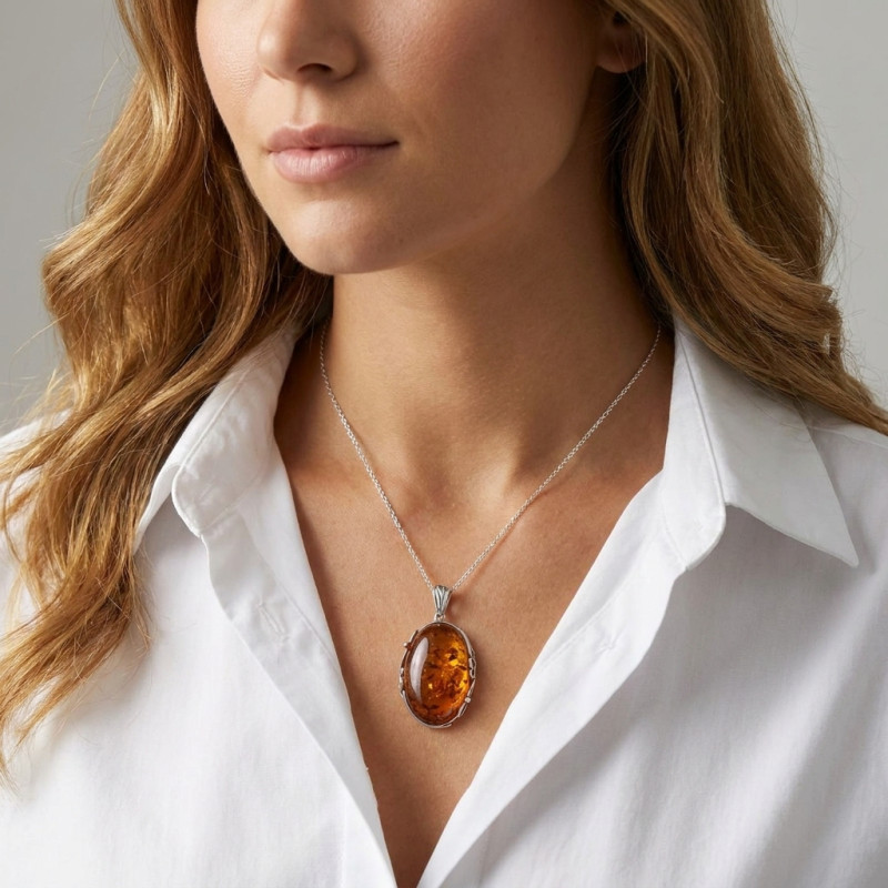 Pendentif Ambre ovale 30x20mm sur Argent 925 porté
