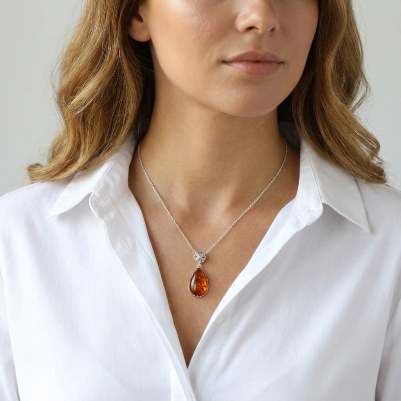 Pendentif Ambre poire 20x14mm sur Argent 925 porté