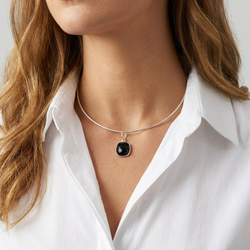 Pendentif Argent 925 Onyx Coussin 10x10mm porté