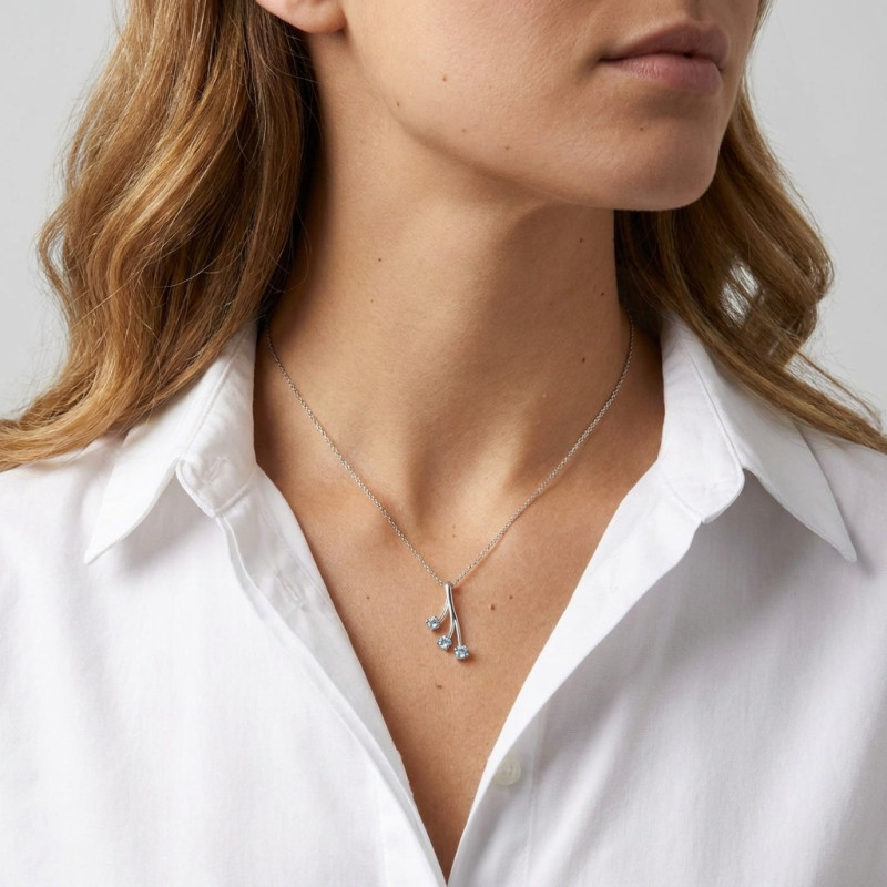 Pendentif Argent 925 Rhodié et 3 Topazes bleues traitées porté