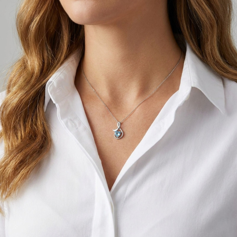 Pendentif Argent 925 Rhodié Topaze bleue traitée Coeur 6x6mm porté