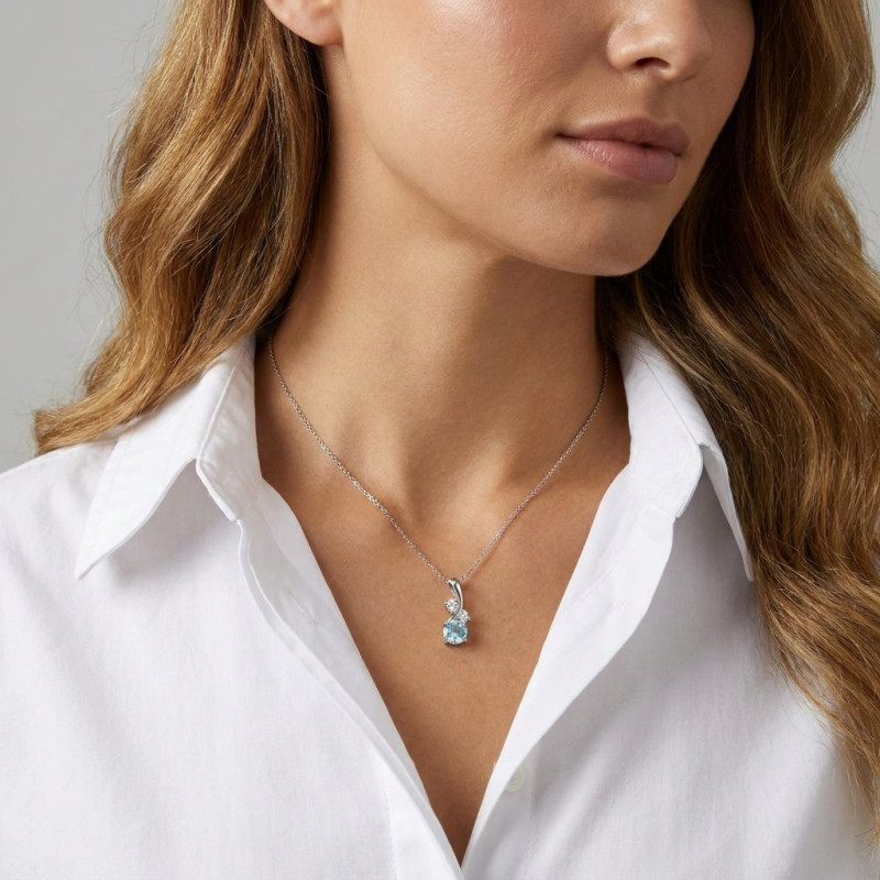 Pendentif Argent 925 Rhodié Topaze bleue traitée et Oxydes porté
