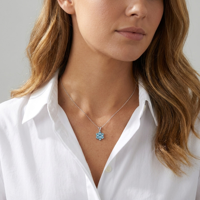 Pendentif Argent 925 Topaze Bleue Traitée Motif Fleur porté