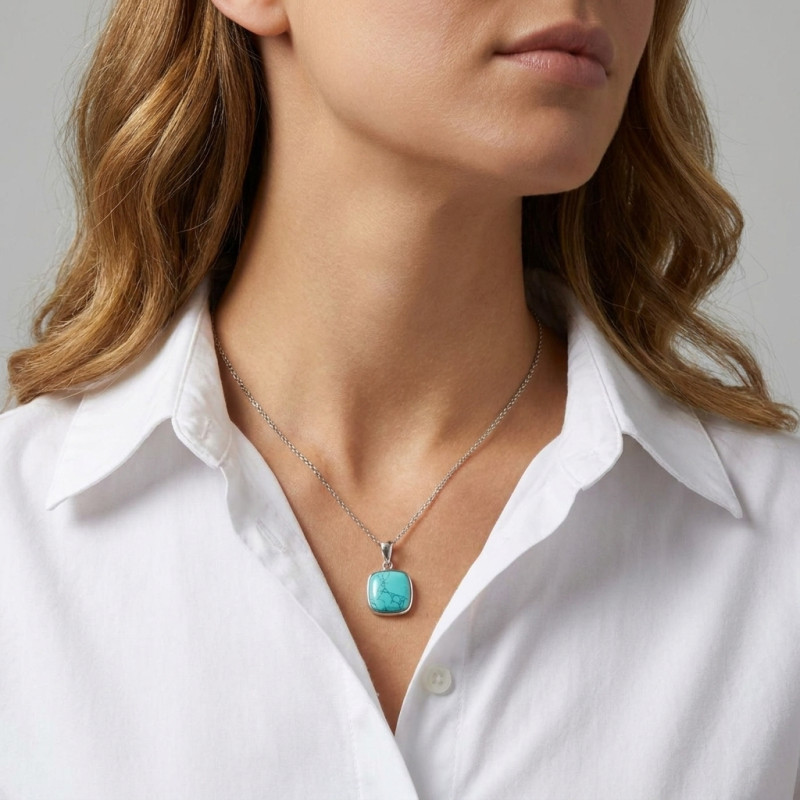 Pendentif Argent 925 Turquoise Reconstituée Coussin 10mm Cabochon Serti Clos porté