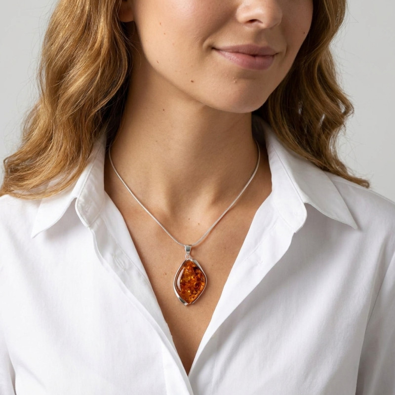 Pendentif Argent et Ambre 29x45mm porté