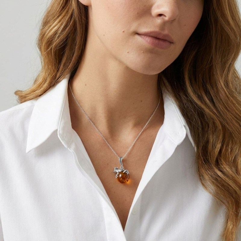 Pendentif argent et ambre grenouille porté