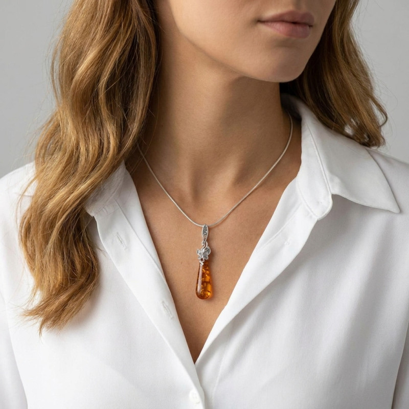 Pendentif argent et ambre poire de 11x35mm porté