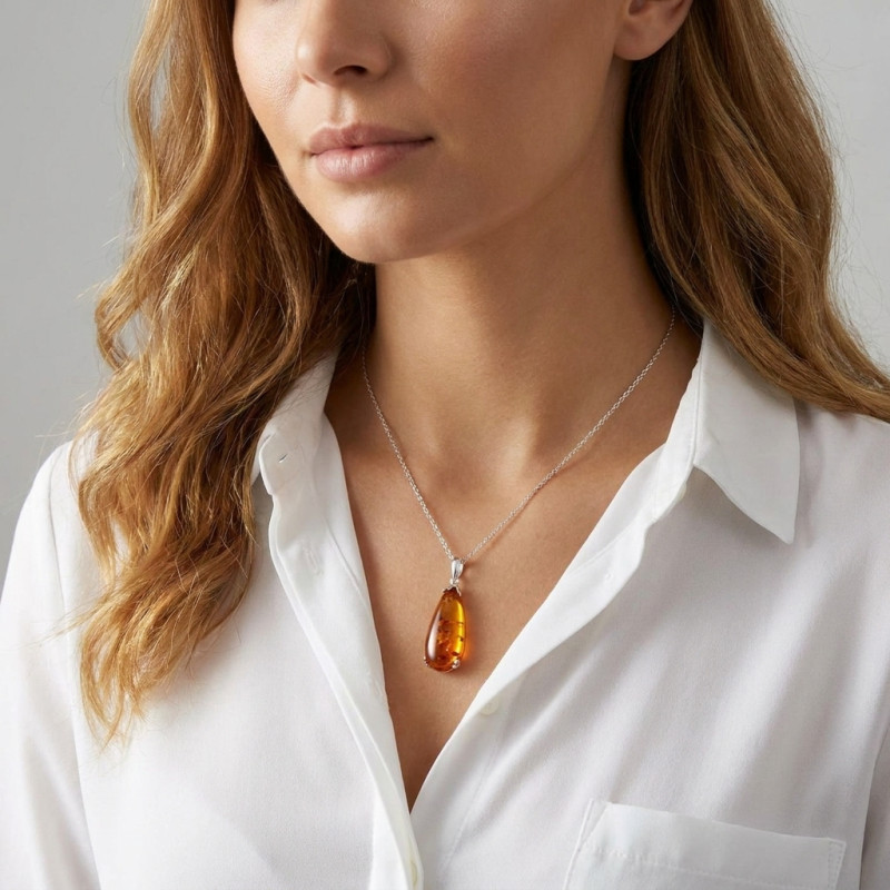 Pendentif argent et ambre poire de 12x30mm  porté