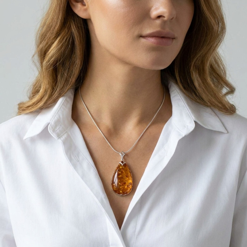 Pendentif Argent et Ambre Poire  porté