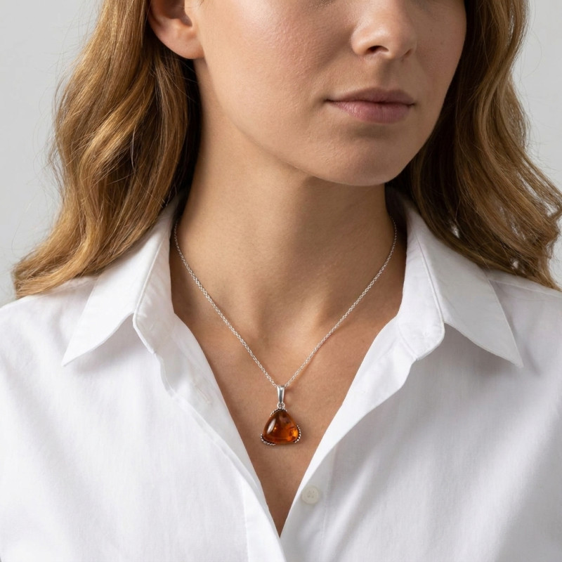 Pendentif Argent et Ambre triangulaire porté
