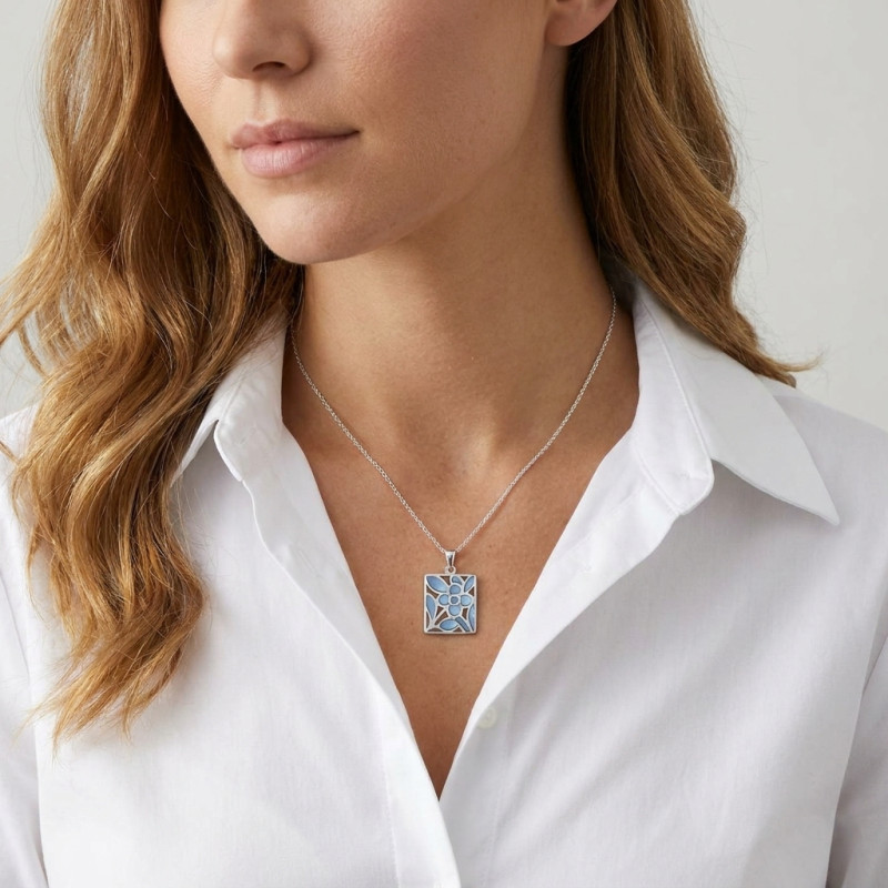 Pendentif Argent Fleur Nacre bleue  porté