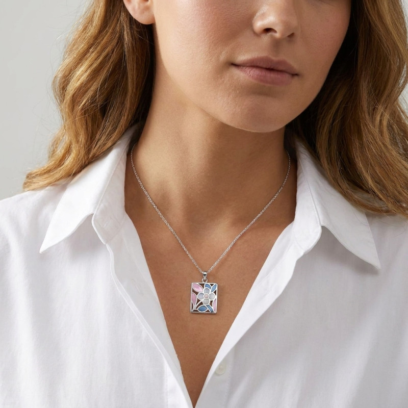 Pendentif Argent Fleur Nacre Tricolore  porté