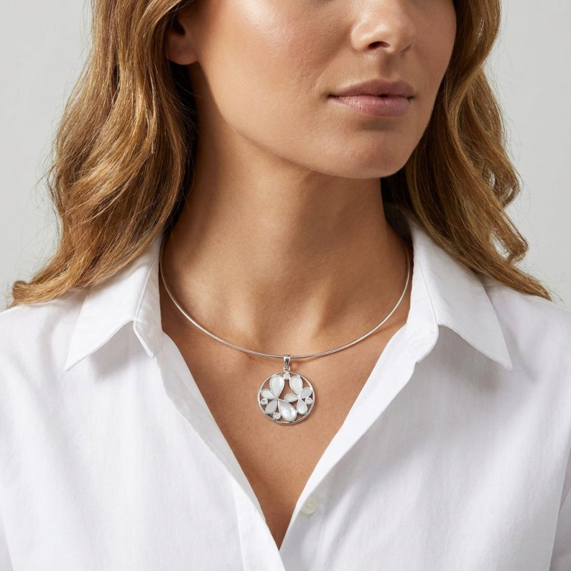 Pendentif Argent Fleurs Nacre Blanche porté
