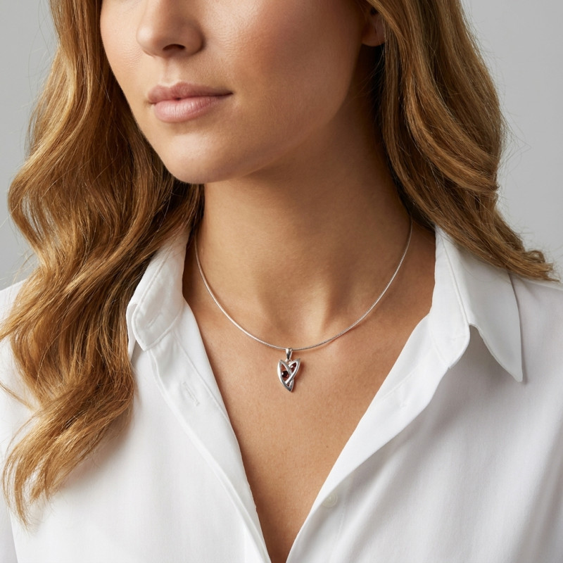Pendentif Argent  Grenat 2.5 et 3.5mm porté