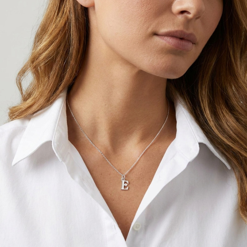 Pendentif Argent  Lettre E - Initiale E porté
