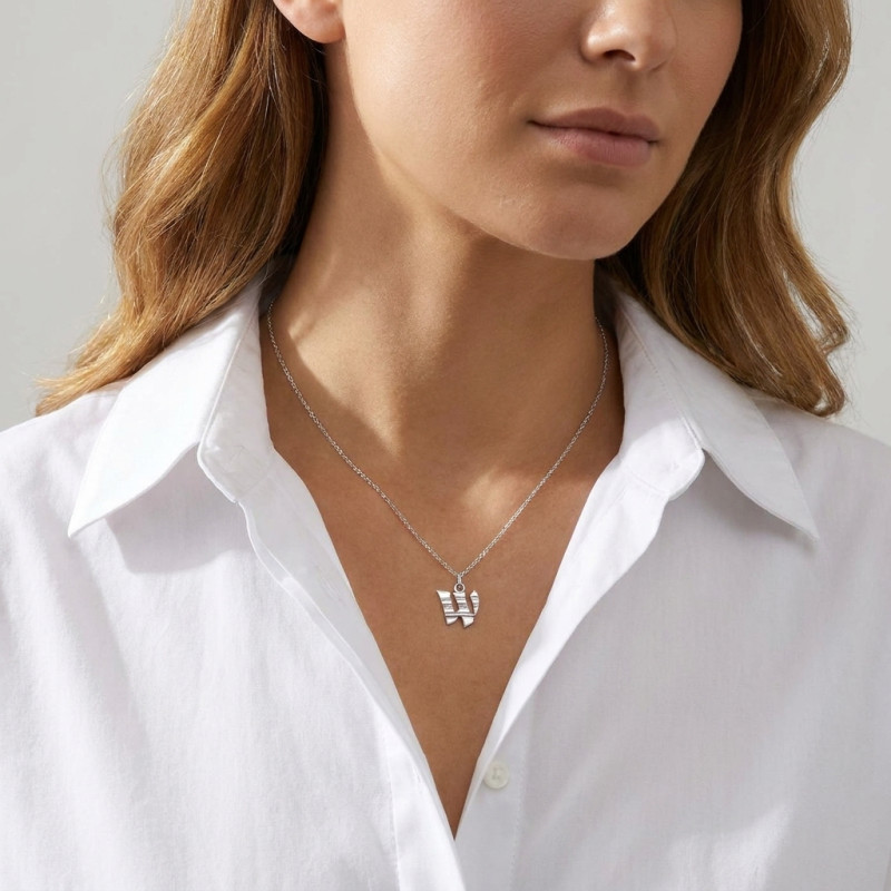 Pendentif Argent  Lettre W - Initiale W porté