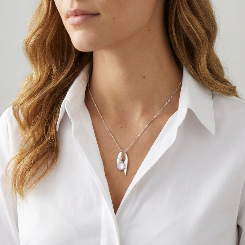 Pendentif Argent  Nacre rose porté