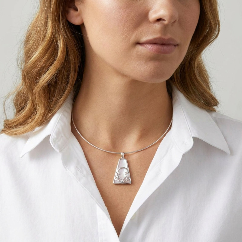 Pendentif Argent  Nacre rose porté